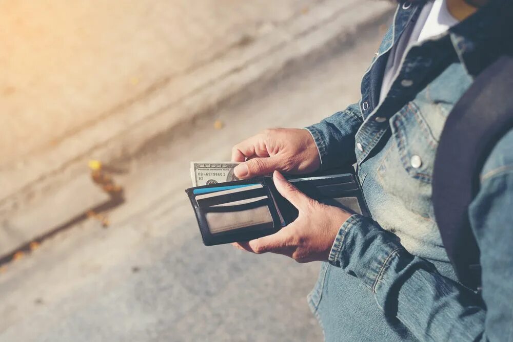 Back and wallet. Кошелек на улице. кошелек для мужчин. мужчина держит бумажник. man with wallet.