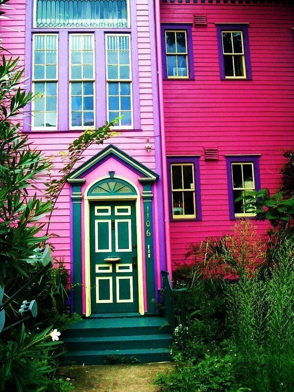 Фото розового дома. Розовый домик. Цветные деревянные дома. Красивый розовый дом. Дом розового цвета.