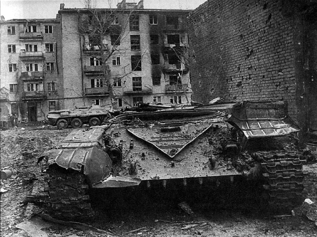 5 декабря 1994. 1995 Штурм Грозного танки. Чечня Грозный 1995 танки. Штурм Грозного подбитые танки. Подбитые танки Грозный 1995.