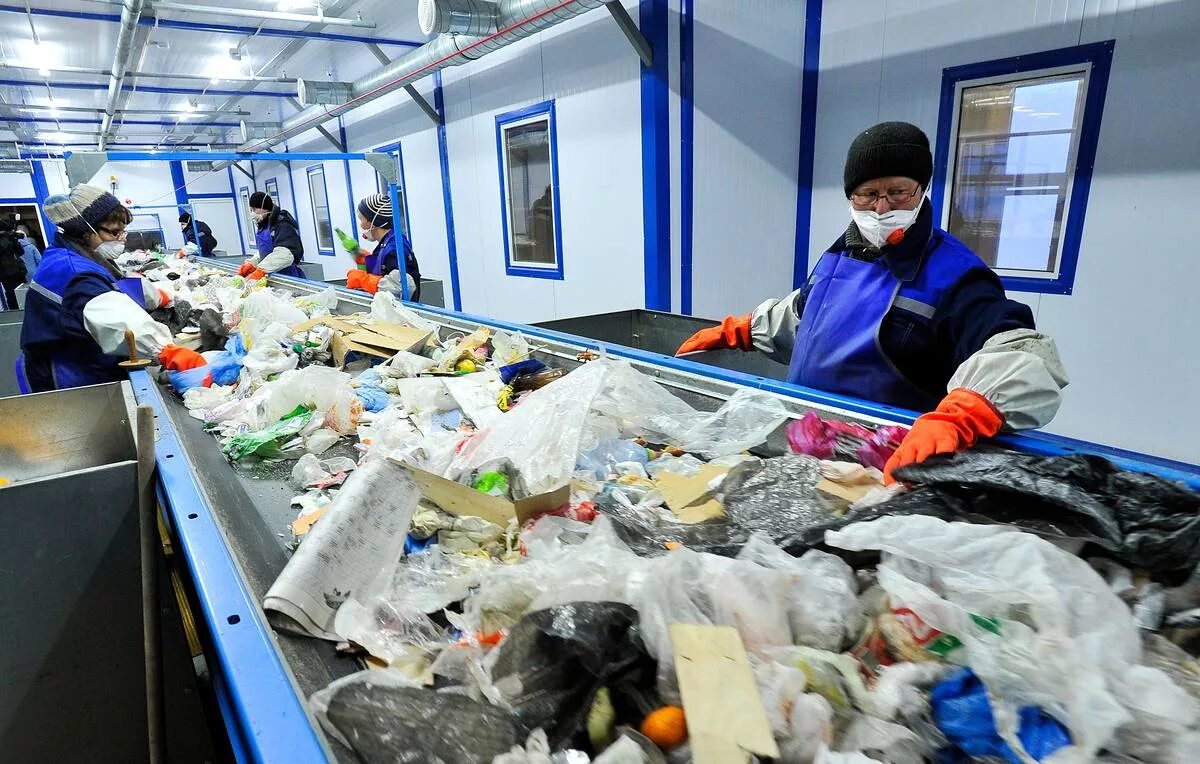 пластиковые отходы. переработка пластика. переработка бытовых отходов. переработка бумаги. бытовая техника на свалке.