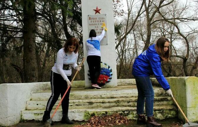 Дети убирают памятники. Уборка памятника волонтерами. Сохранение памятников культуры волонтерство. Волонтеры на субботнике. Обязанность сохранения памятников культуры