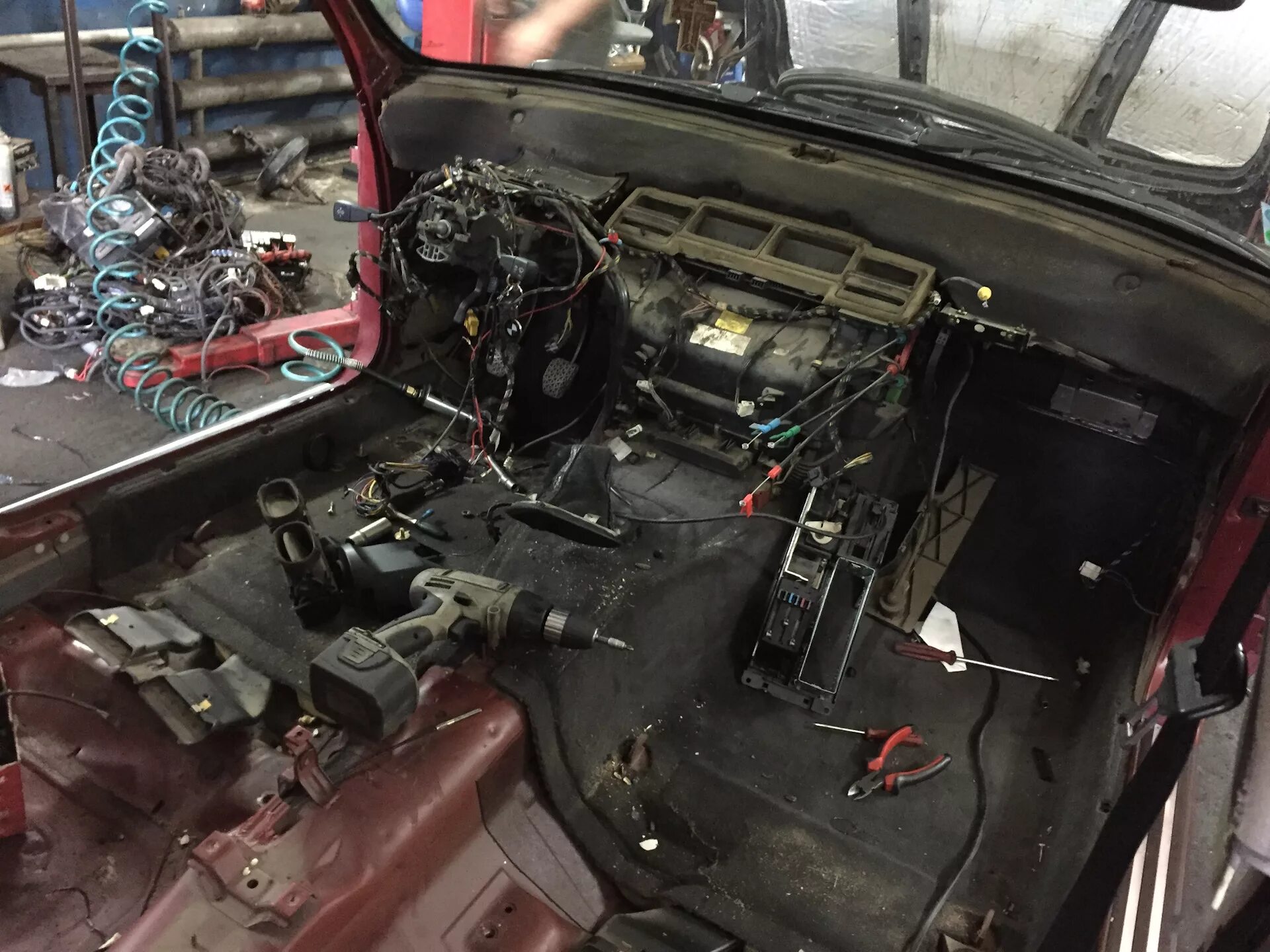 Проводка е34. Проводка салона BMW e34. Подторпедная проводка е34. Проводка Хай е34. БМВ е34 проводка в салоне.