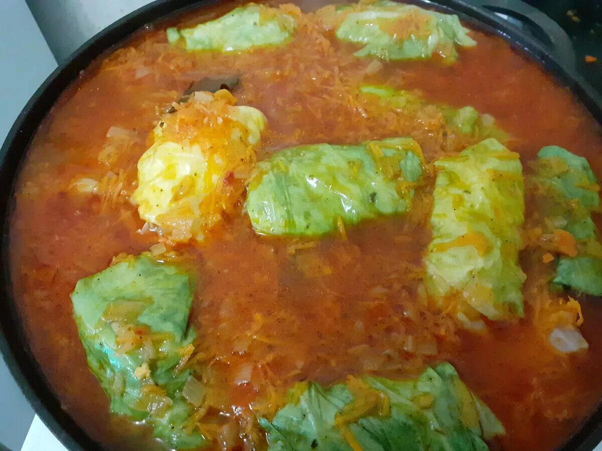 Голубцы с бульоном. Голубцы рецепт классический в кастрюле с томатной. Голубцы рецепт классический в кастрюле с томатной. Голубцы в томатном соусе. Голубцы с мясом.