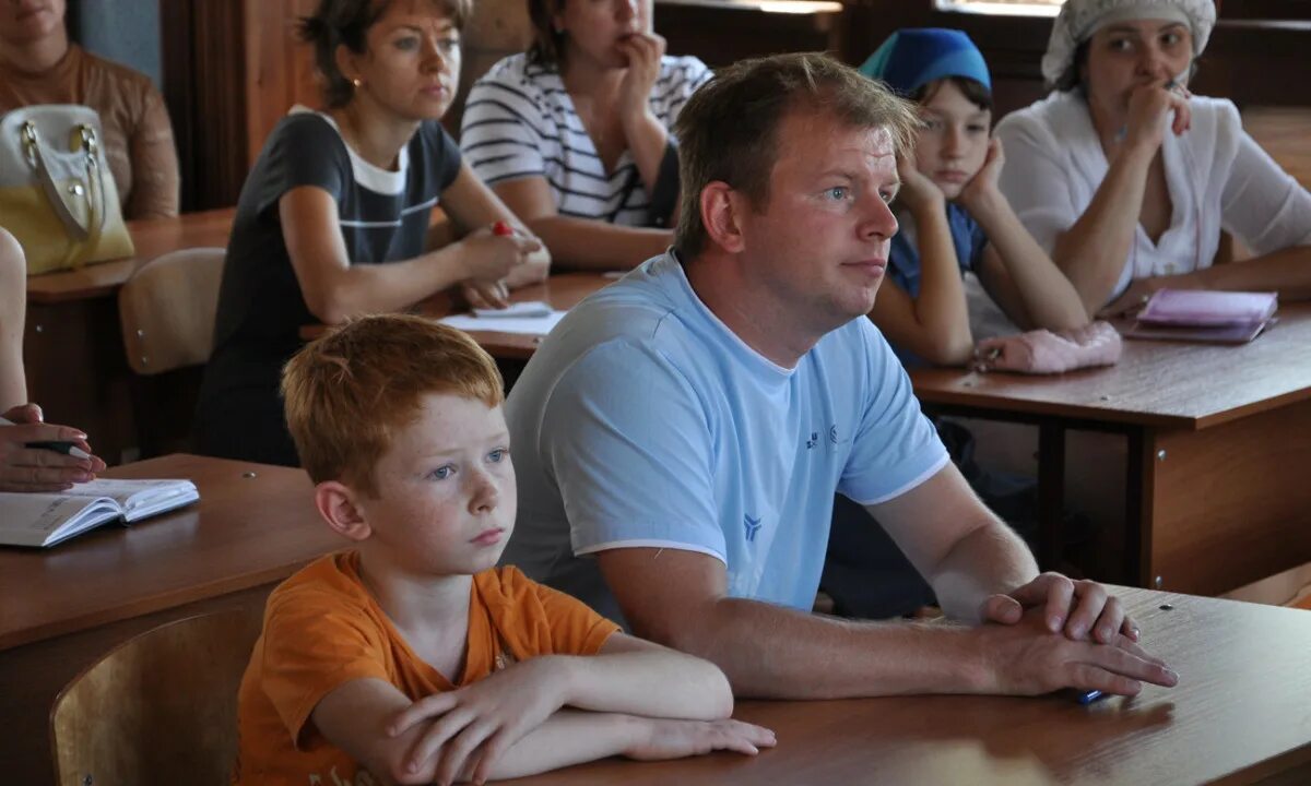 Прийти на собрание в школу. Родители в школе. Родители и дети в школе. Родители на родительском собрании. Дети с родителями в школе.