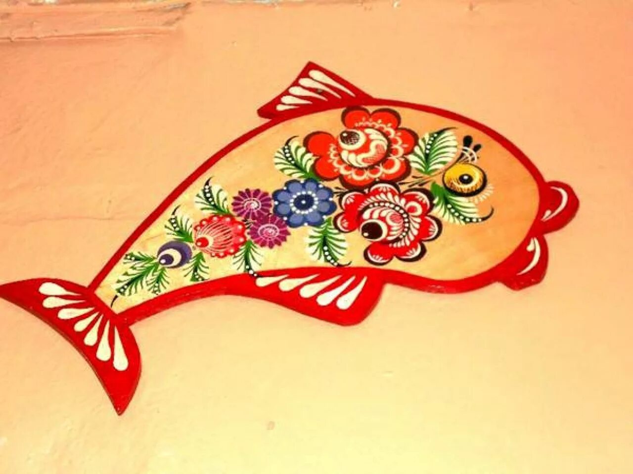 рыбка городецкая роспись. роспись рыбы по дереву. разделочная доска рыбка. декоративная роспись. расписные рыбки.