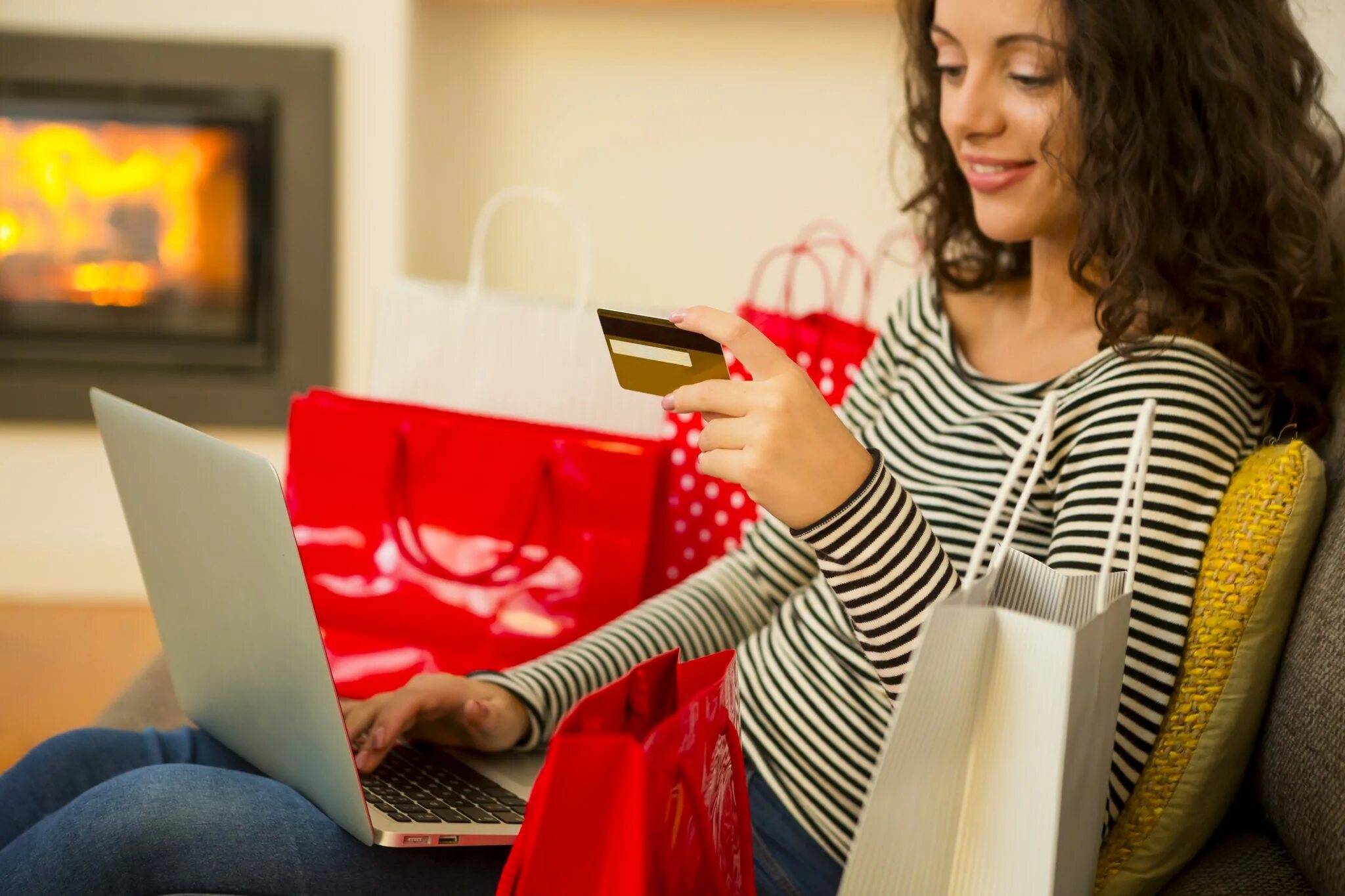 Doing your shopping. Интернет шоппинг. Покупки в интернете. Девушка покупает онлайн. Девушка делает покупки в интернете.
