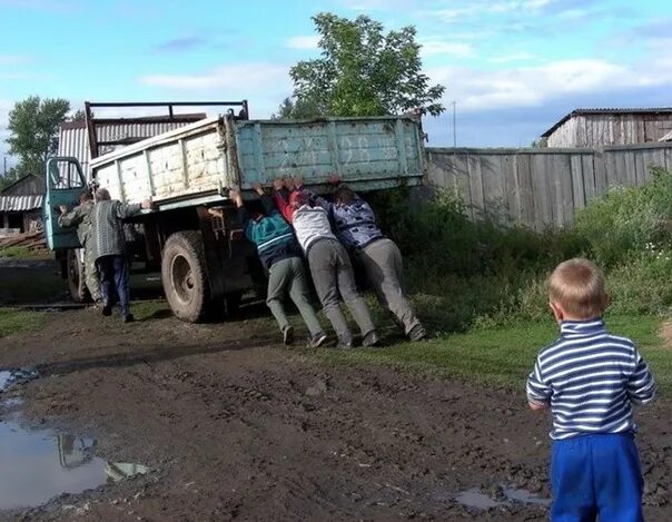 Скорость по деревне на машине. Грязная деревенская дорога. Смешная дорога в деревне. Приколы про деревню. Смешная деревенская машина.