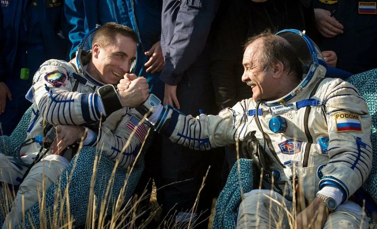 Самый длинный космический полет. Космонавты России. Приземление Космонавтов. Два Космонавта.