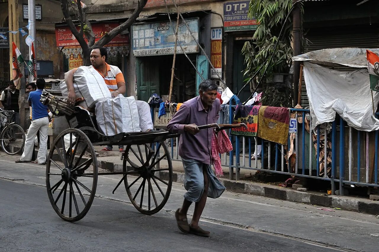 Индия первая в мире. Рикши в Калькутте. Рикша в Индии. Транспорт в Индии рикша. Рикша в древней Индии.