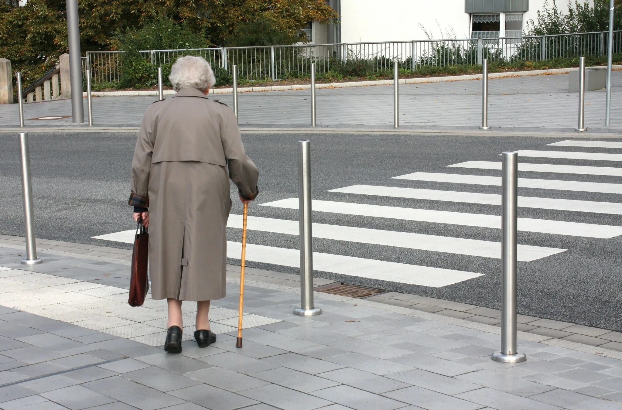 Дорога пенсионерам. Бабушка переходит дорогу. Старушка переходит дорогу. Дорога к бабушке. Пожилой человек на дороге.