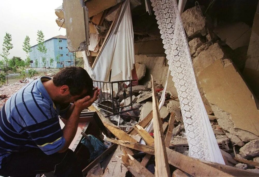 Землетрясения 17. Измитское землетрясение 1999. Измир землетрясение 1999. Землетрясение в Турции 1999.