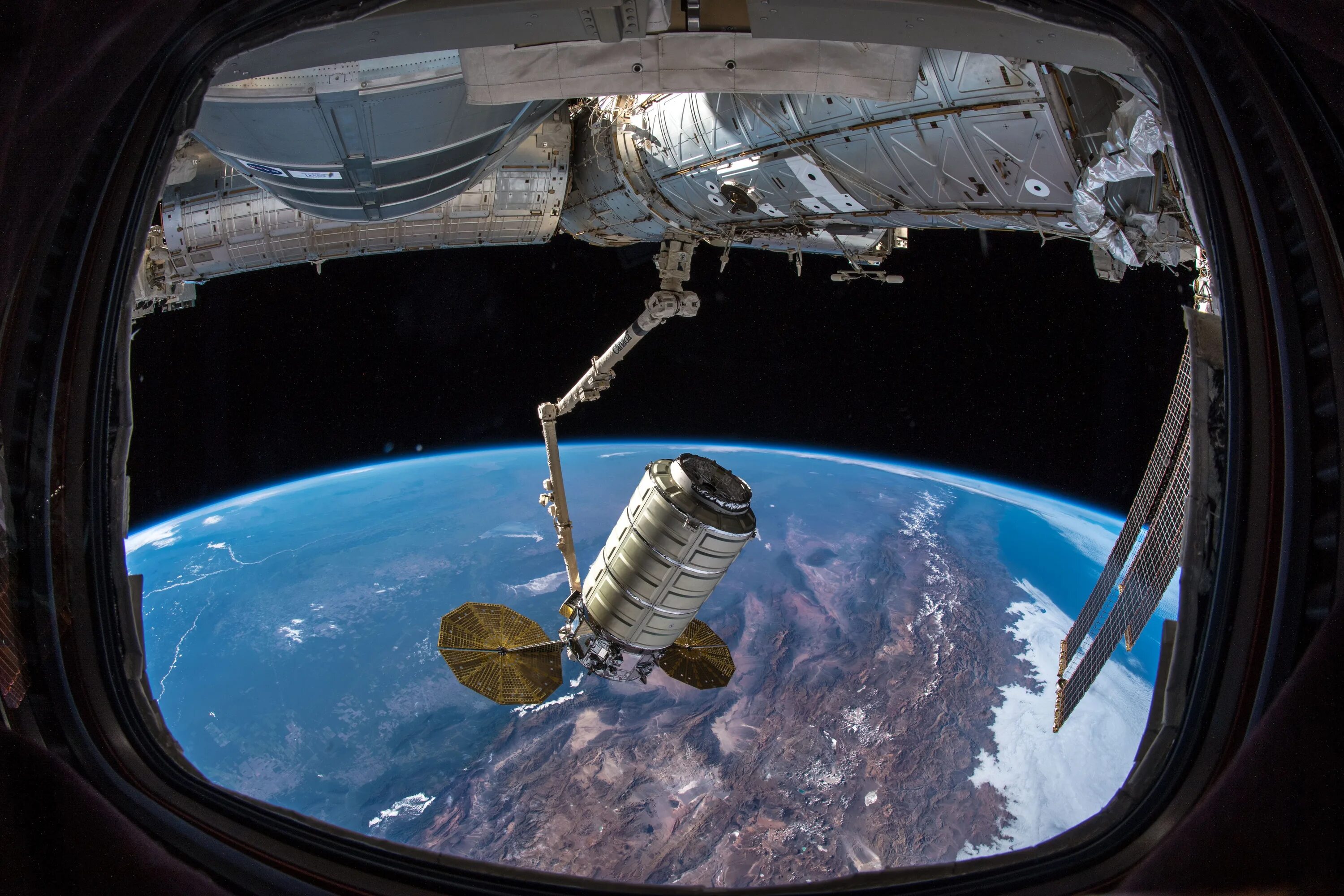 Первая космическая станция на орбите. Cygnus МКС. Космический корабль МКС. NASA МКС. Иллюминатор космического корабля.