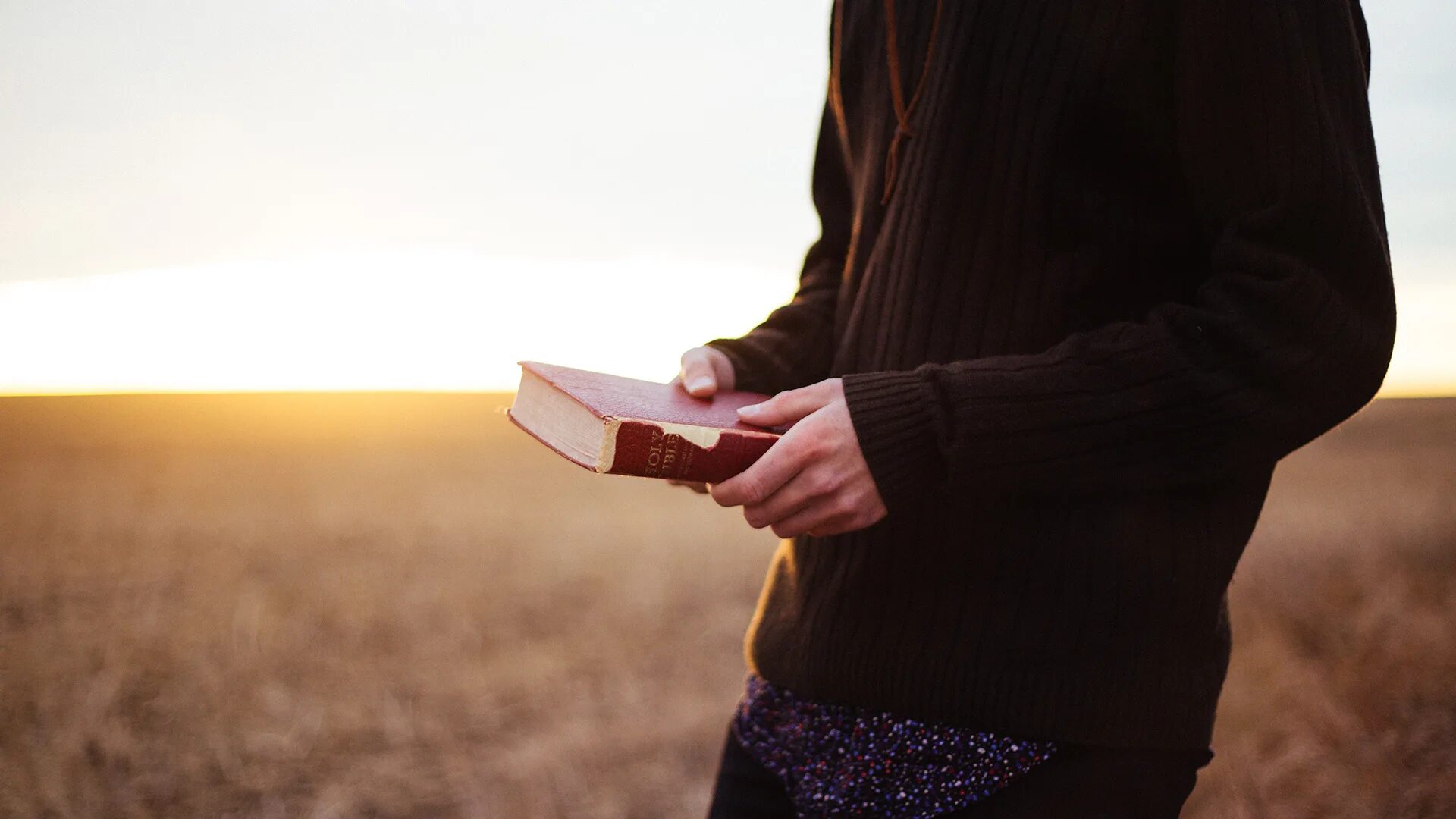 Men s books. Мужчина с книгой в руках. Человек с Библией. Человек с книжкой в руках. Книга человек.