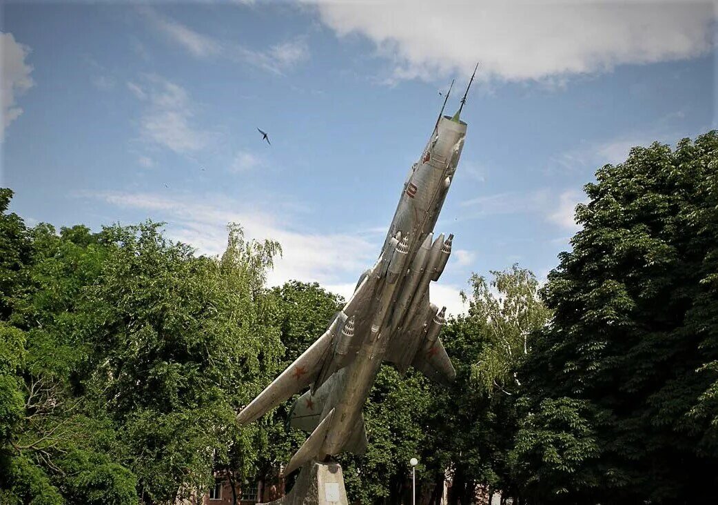 Ейское высшее военное училище летчиков. Су 17 ейск. памятник су17 в ейске. летное училище г.ейска памятник самолет. ейск летное училище.