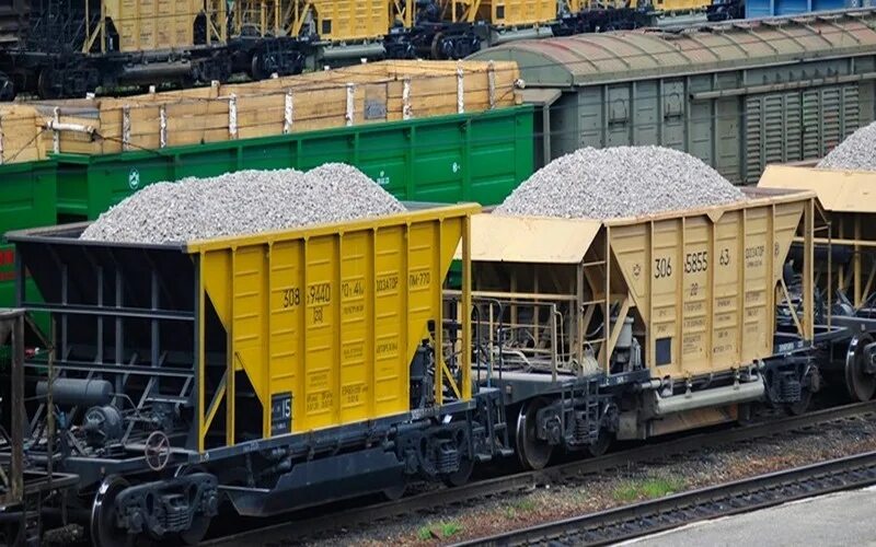 Volvo fmx 8x4. камаз 65115 выгружает песок. самосвал 30т с пгс разгрузка. щебень гранитный 20-40 самосвал. навалочные и насыпные грузы.