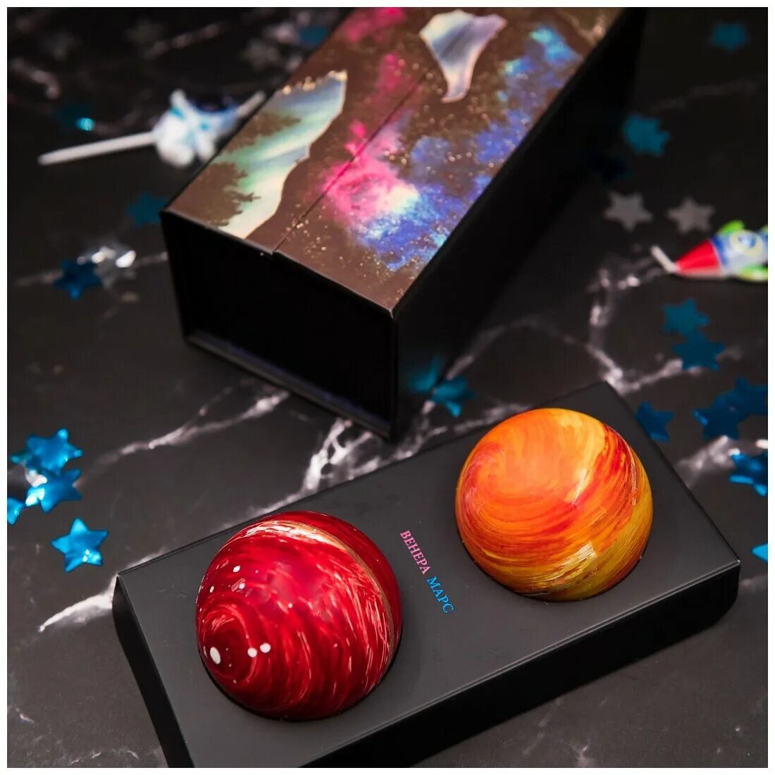 упаковка космос. шоколадные конфеты космос. конфеты космическая одиссея челябинск. конфеты в космическом стиле. авторские конфеты космос.