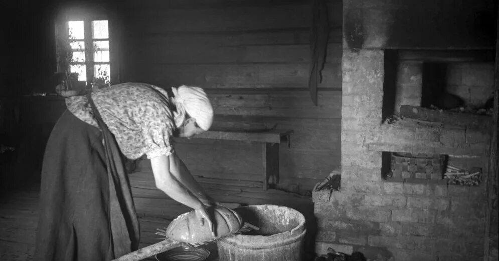 Женщина печет хлеб. Выпечка хлеба в старину. Замес теста в старину. Пекут хлеб в древности. Крестьянка печет хлеб.