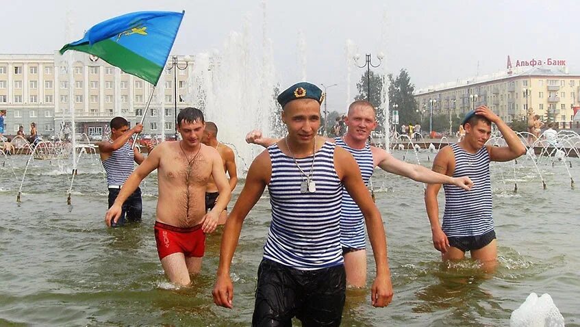 Почему десант. Спецназ вдв десантирование. Расплескалась синева расплескалась. День вдв фонтан. День вдв купание в фонтане.