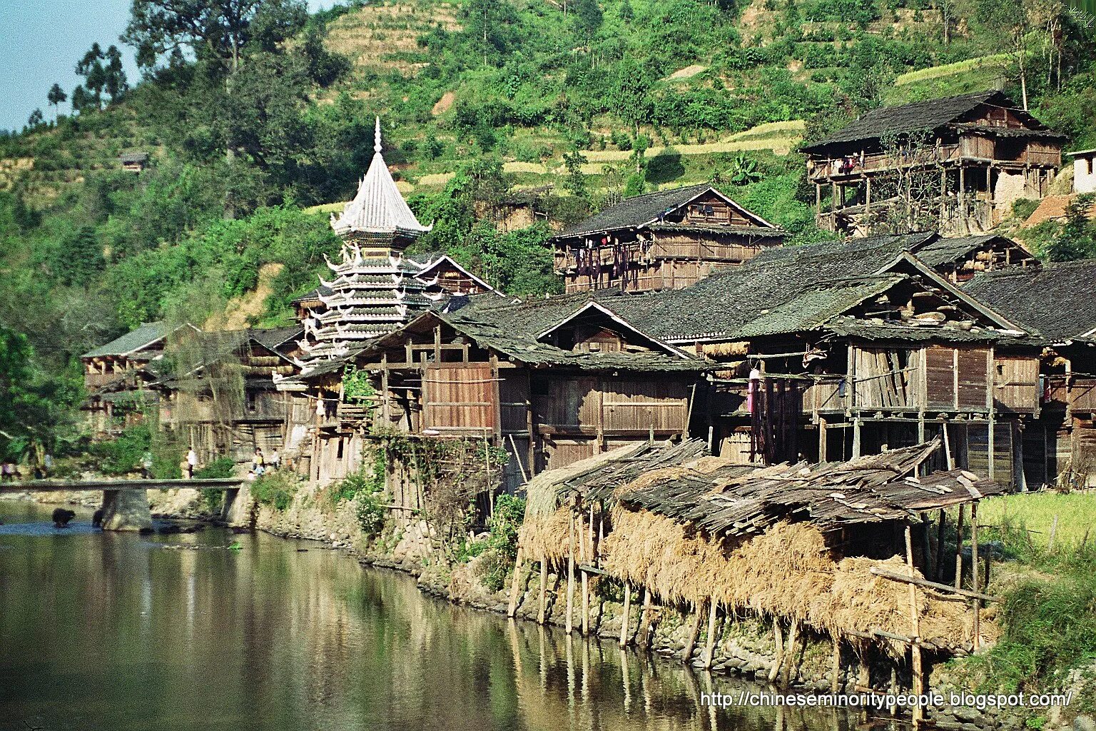 Китай донг народ. Dong dong china. Dong dong china. Семья мяо-яо. Народность дун архитектура.