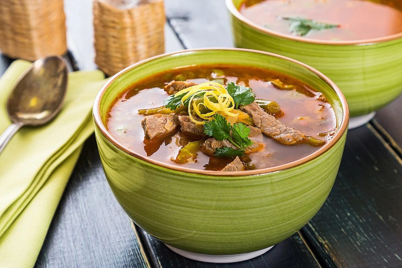 Бульон с сельдереем. Цумар татарский суп. Для супа. Суп из говядины. Суп на мясном бульоне.
