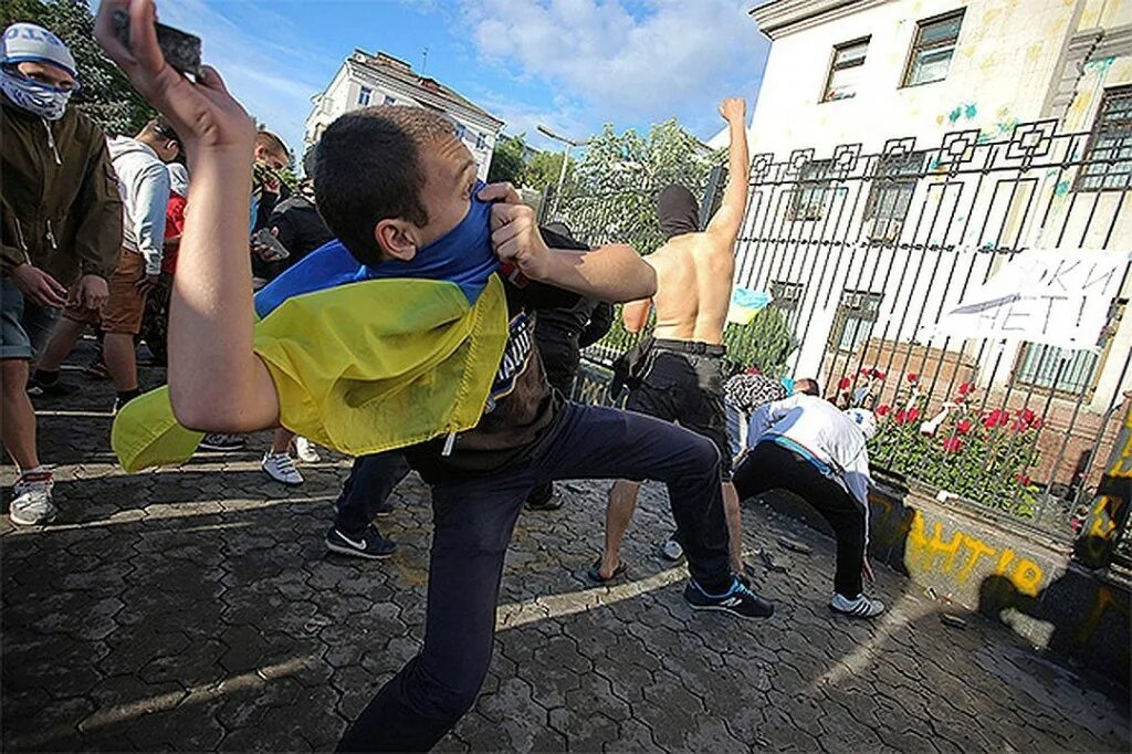 Российское нападение. Нападение на посольство РФ В Киеве. Националисты Украины. Украинские националисты. Драки националистов на Украине.