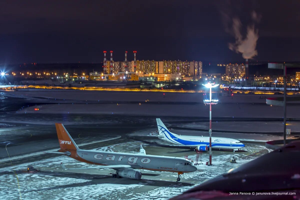 Внуково самолет. Аэропорт Внуково Взлетная полоса. Москва Внуково. Споттинг Внуково. Ночной споттинг Внуково.