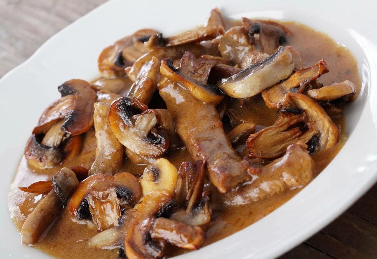 Фрикасе с грибами. Свинина запеченная с шампиньонами. Свинина, тушеная с грибами, в сметанном соусе. Биф бургиньон. Цюрихское жаркое из телятины с грибами.