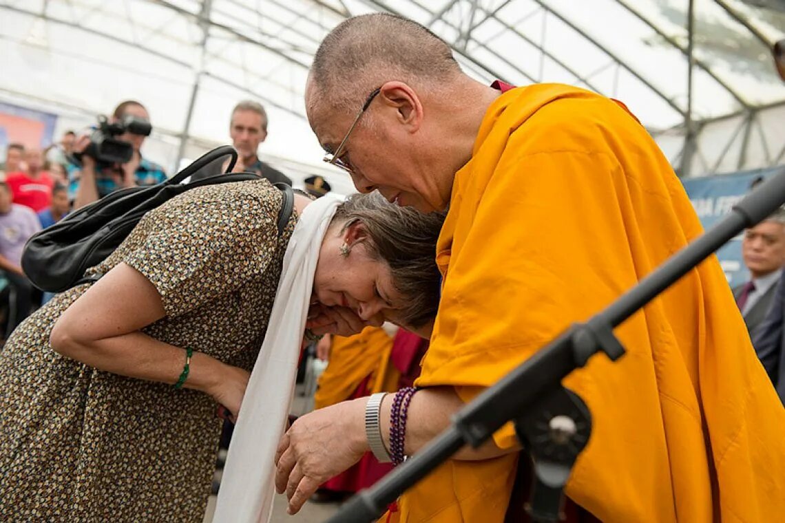 Без сострадания. Далай лама сострадание. Буддийское сострадание. Картинки Далай лама о сострадании.