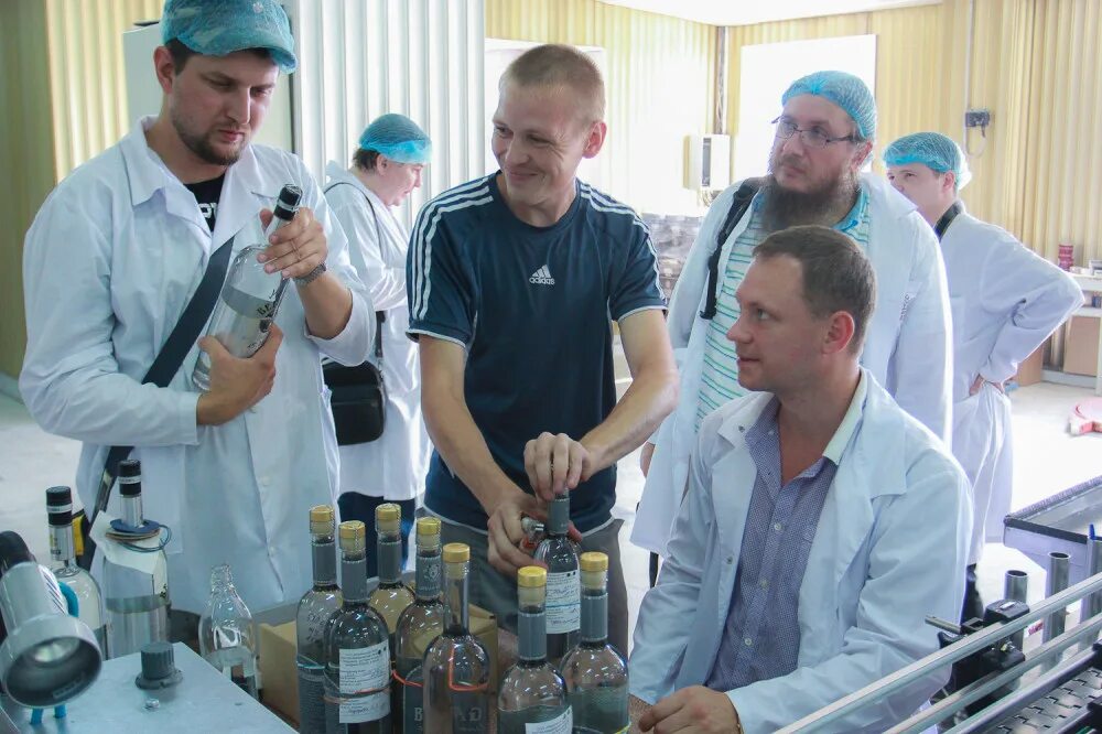 собрание на ликероводочном заводе. лвз кристалл-лефортово саранск. собрание на ликероводочном заводе. завод. наряд на ликеро водочный завод.