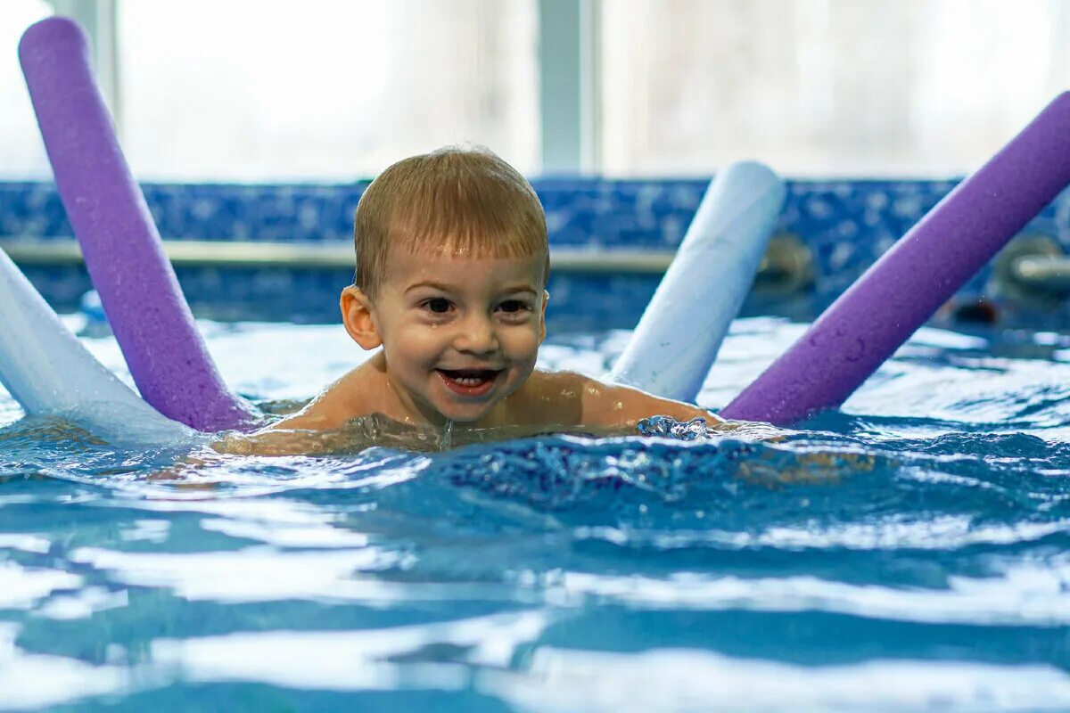 С какого возраста можно в бассейн. Дети в бассейне. Реклама центра раннего плавания. Выход на бортик бассейна дети.