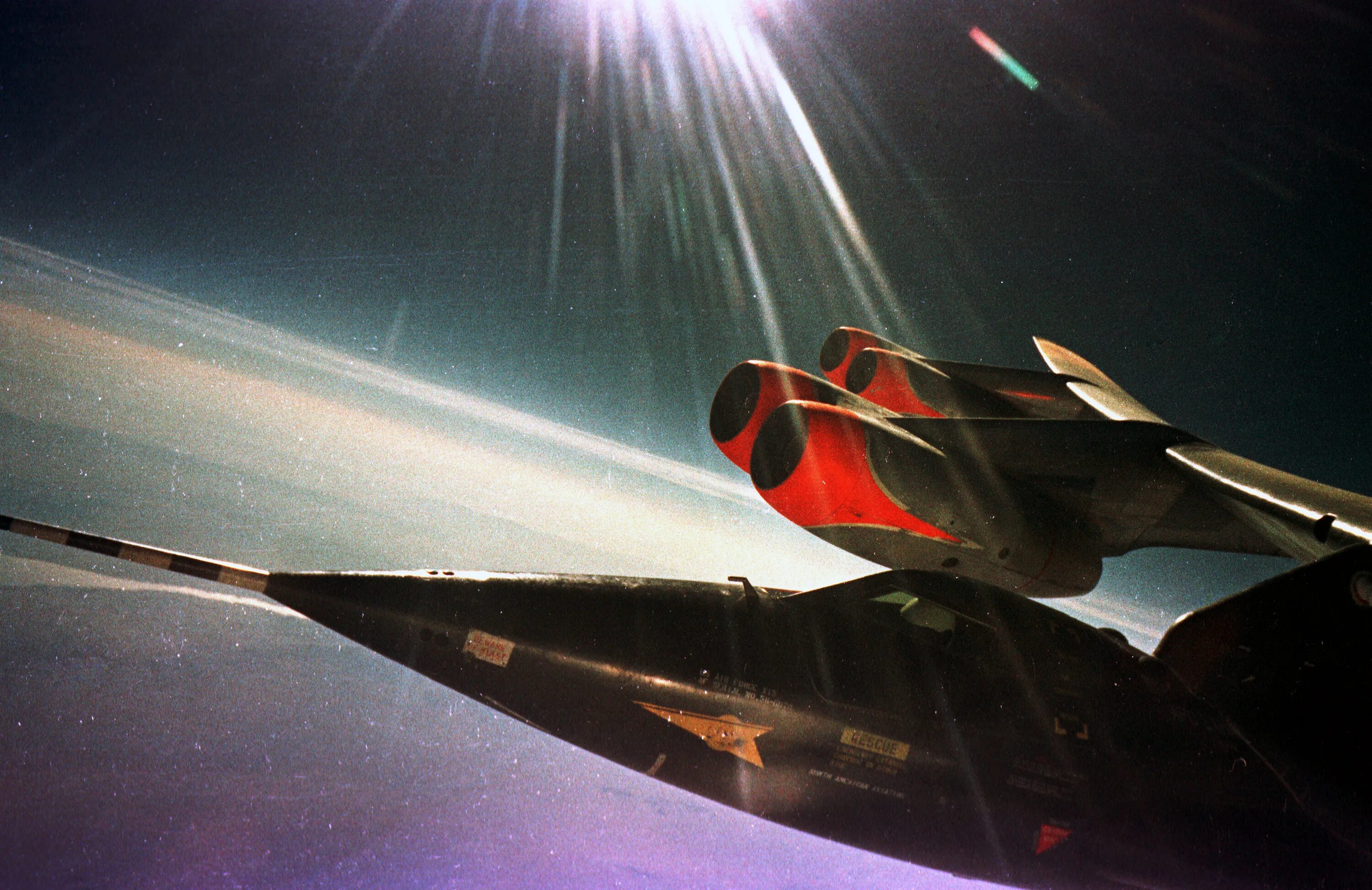 Стремительный полет самолета. Ракетоплане North American x-15. Самолёт x-15 гиперзвуковой. American x15. North American x-15. Полет.