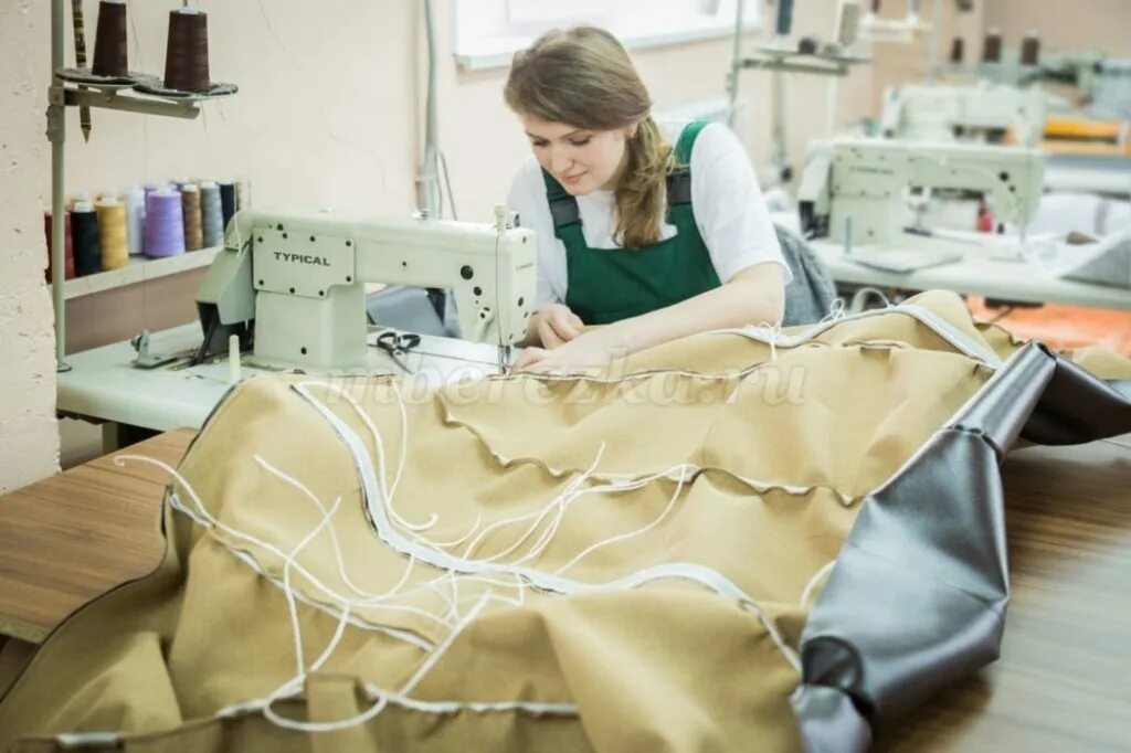 Фабрики пошива женской одежды. Швейное производство. Швейный цех пошив чехлов. Швейный мебельный цех. Швея закройщица.