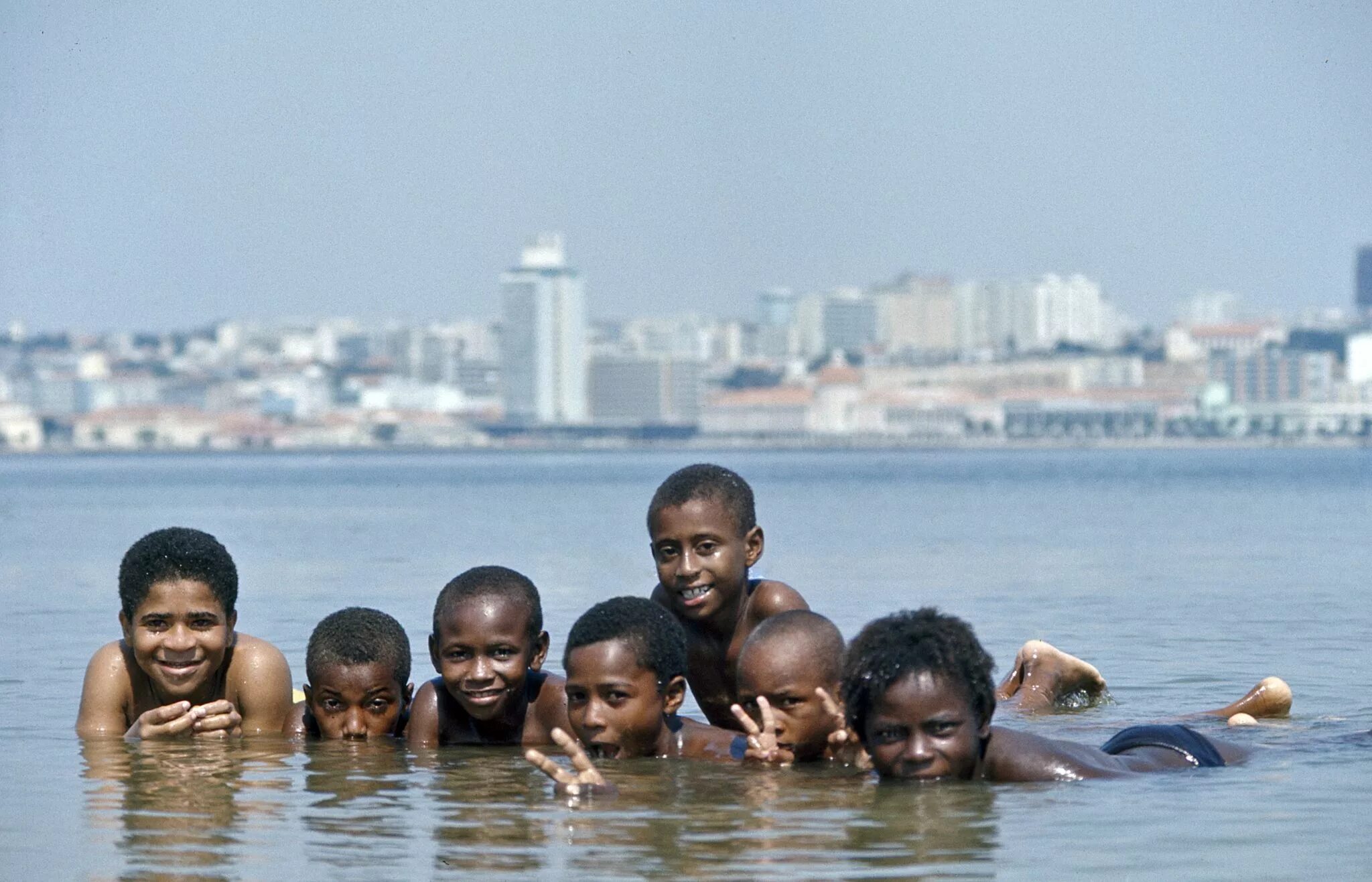 Луанда Ангола Африка. Республика Ангола ангольцы. Ангола Луанда люди. Жители Луанды.