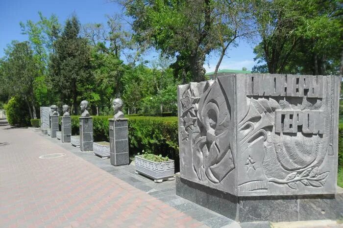 Евпатория въезд. Я город евпатория. Памятник в евпатории на набережной. Памятник морякам десантникам евпатория. Памятник пионерам-героям (липецк).