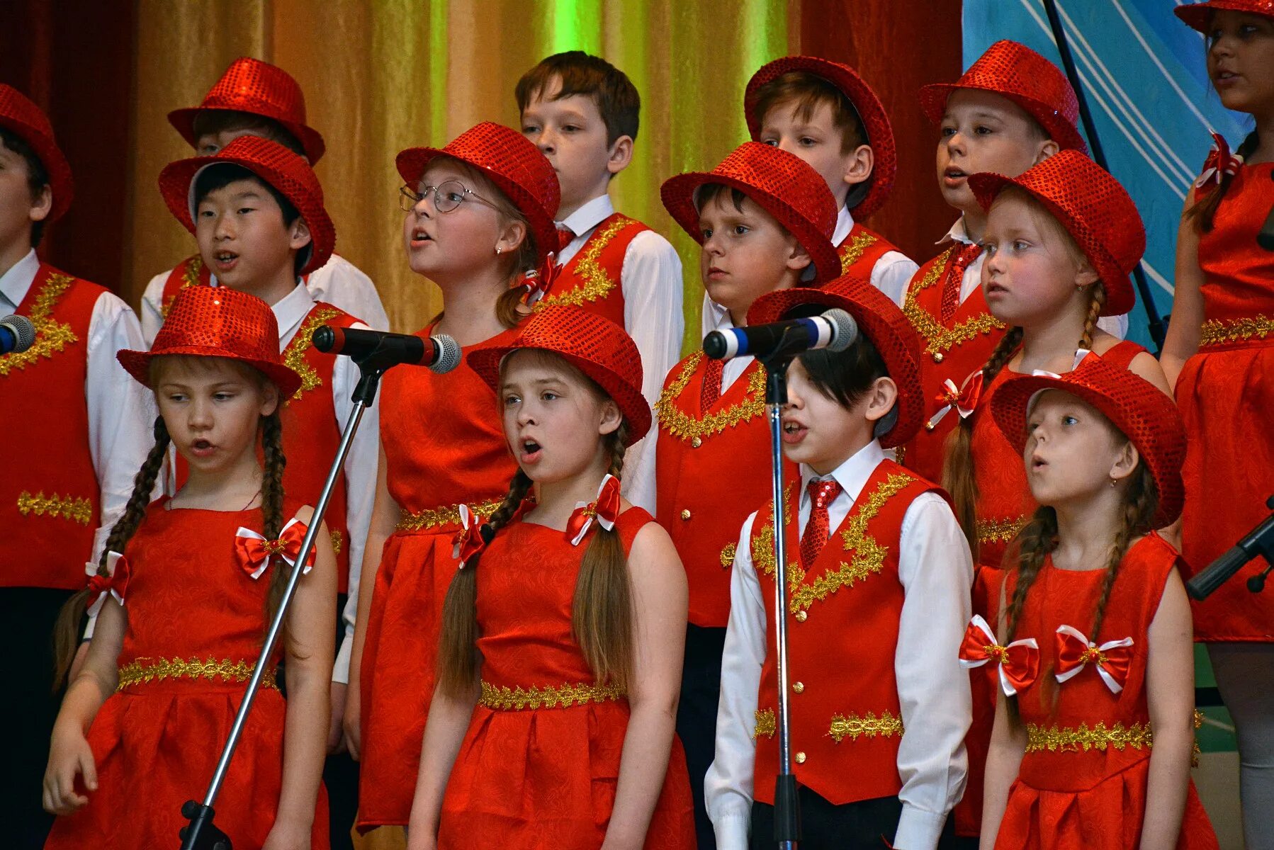 Дети поют москва сайт. Дети поют. Дети поют на сцене. Детский хор на сцене. Выступление детей на сцене.
