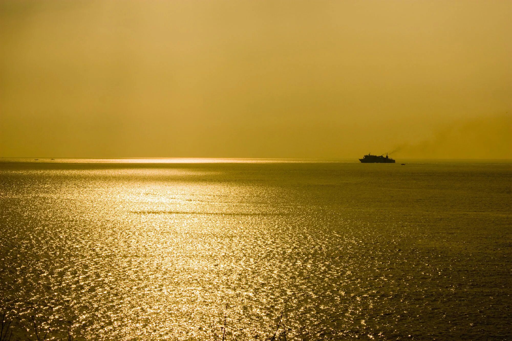 Золотое море. Золотой закат на море. Золотое море фото.