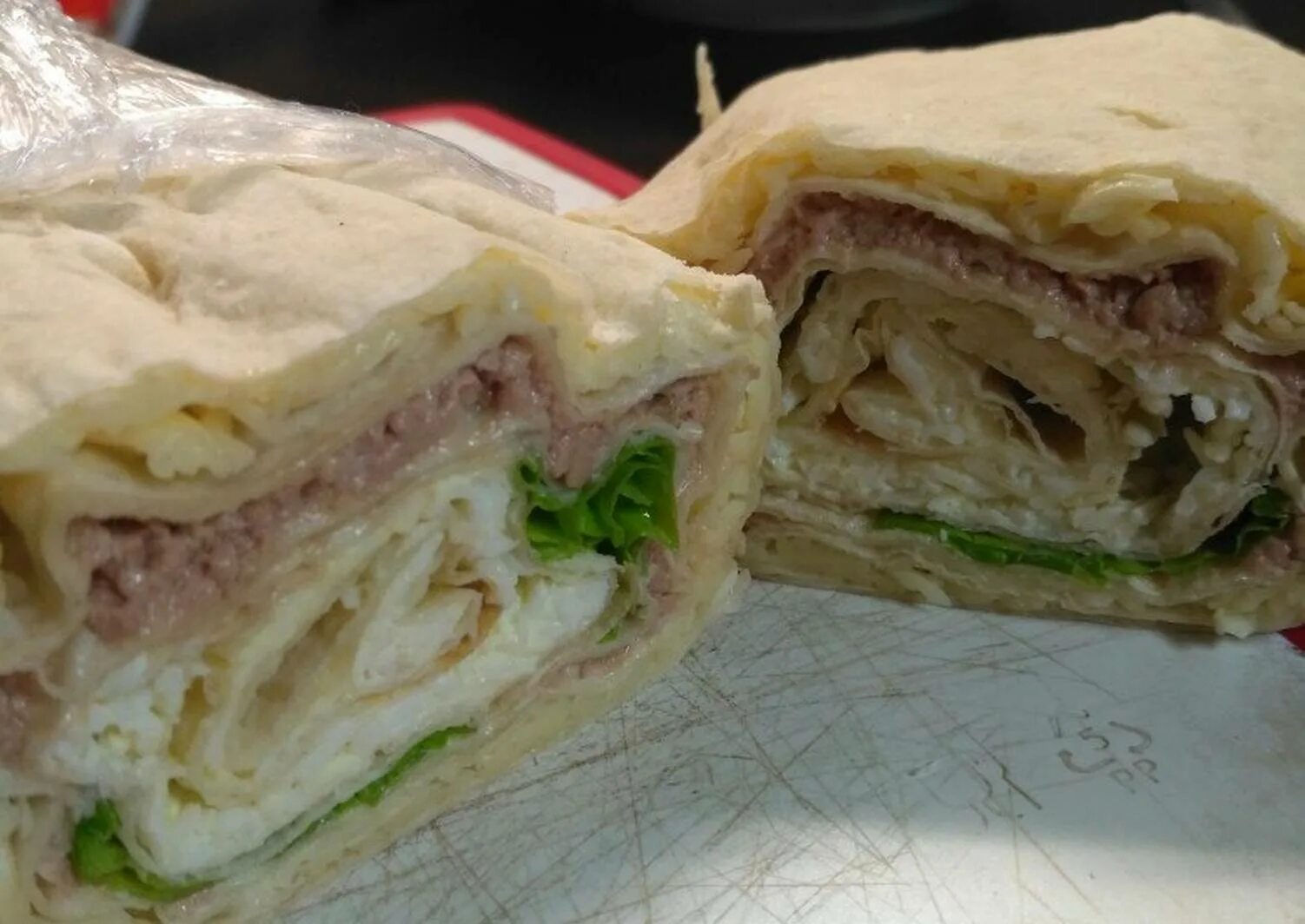 рулет из лаваша с печенью трески яйцом. рулет из лаваша с печенью трески. закуски с печенью трески в лаваше. рулет из лаваша с печенью трески яйцом. рулет из лаваша с печенью трески.