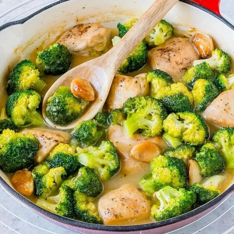 Брокколи запеченная в соусе. Курица с брокколи. курица с брокколи в сливочном соусе. курица с брокколи в духовке. курица с брокколи в сливочном соусе в духовке.