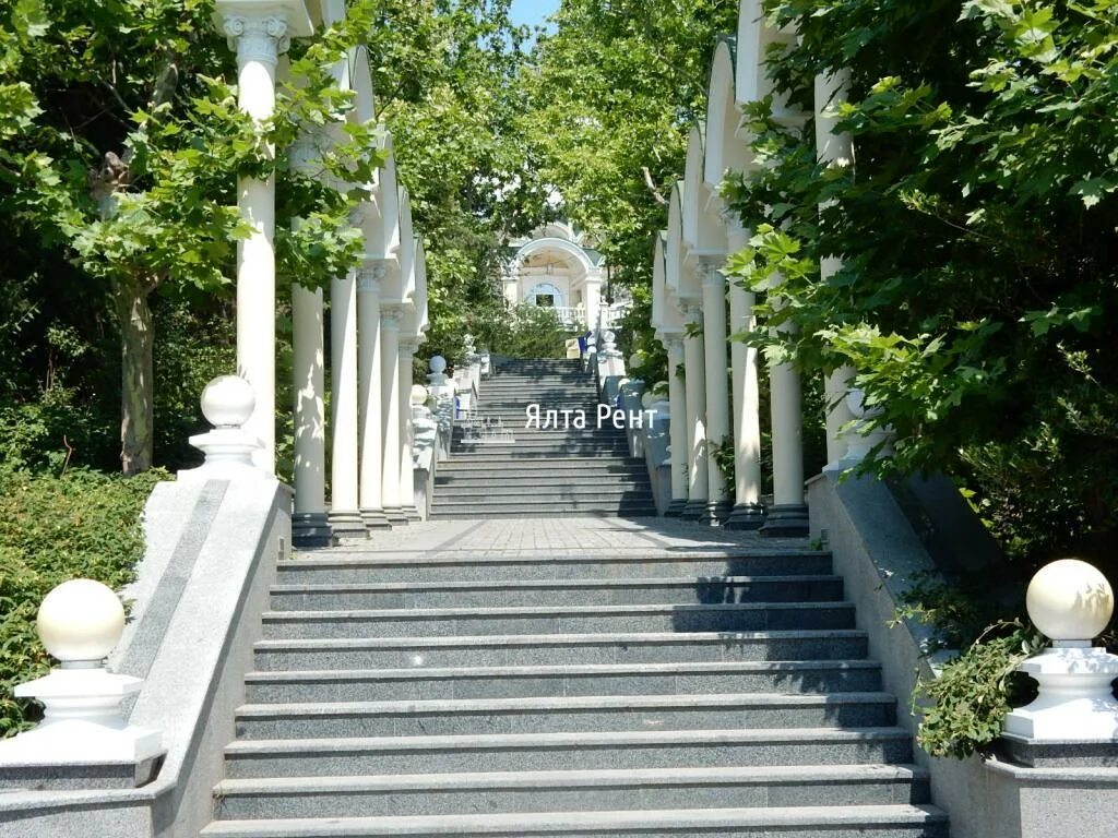 Ялта парк купить. Ялта парк Гагарина. Приморский парк Ялта. Приморский дворик Ялта. Ялта Приморский парк улицы.