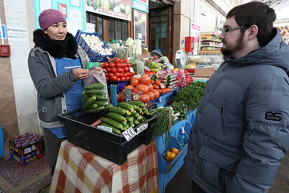 Анекдот про банку с огурцами. Реклама о продаже корнишона. Огурец в виде знака вопроса. Огурцы подорожали. Огурцы на базаре.