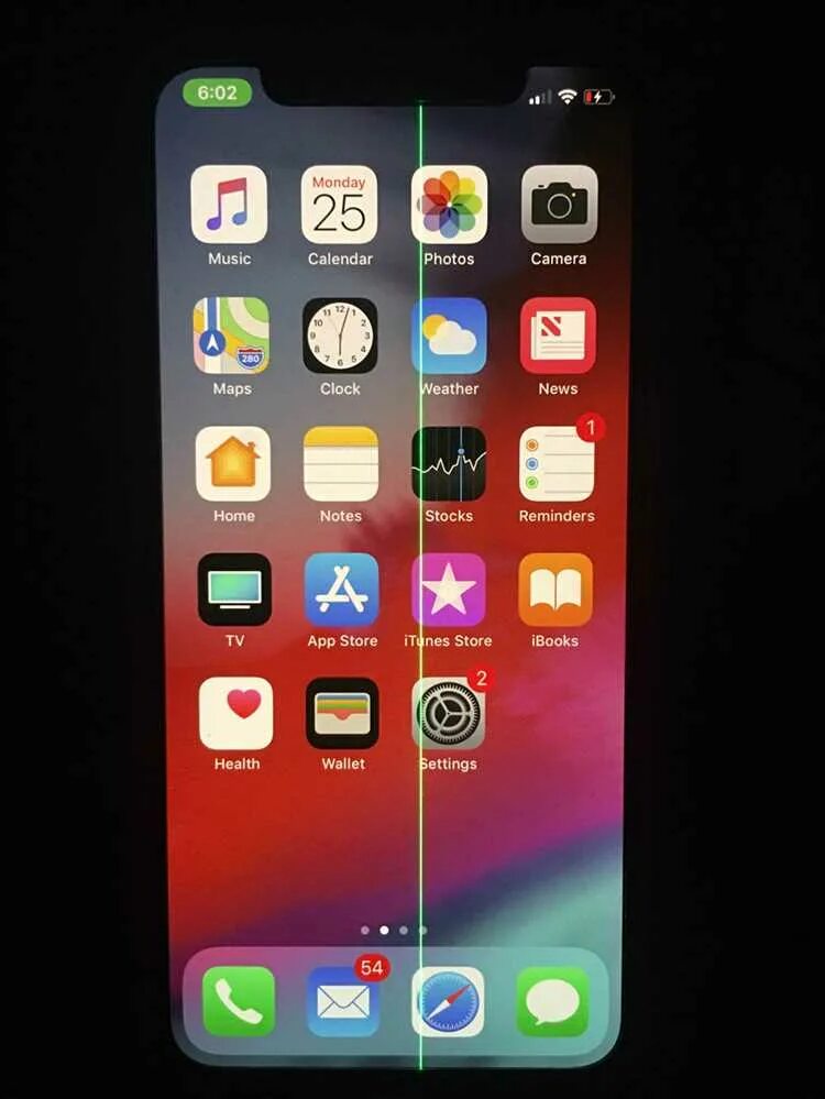 Полосы на айфоне 11. Экран айфона. Экран айфон x. Зеленая полоса на iphone x. Полосы на экране айфона.