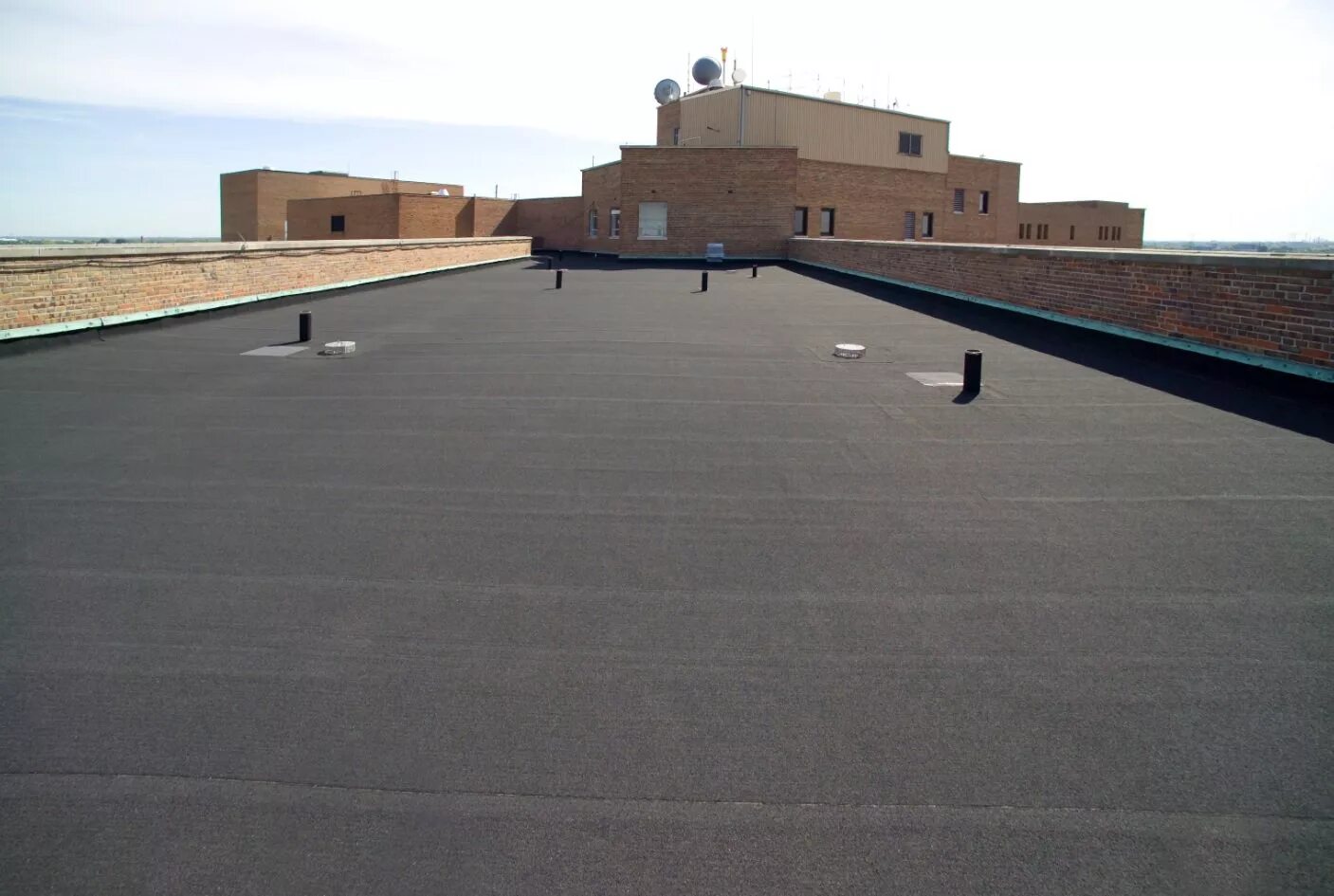 Flat roofing. Плоская кровля. Здания с плоской крышей. Ровная кровля. Плоская бетонная крыша.