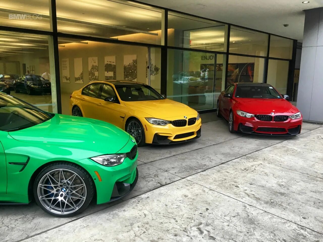 Изменения цвета машины. BMW m4 хамелеон. BMW m4 Colors. BMW m4 зеленая. BMW m4 individual.