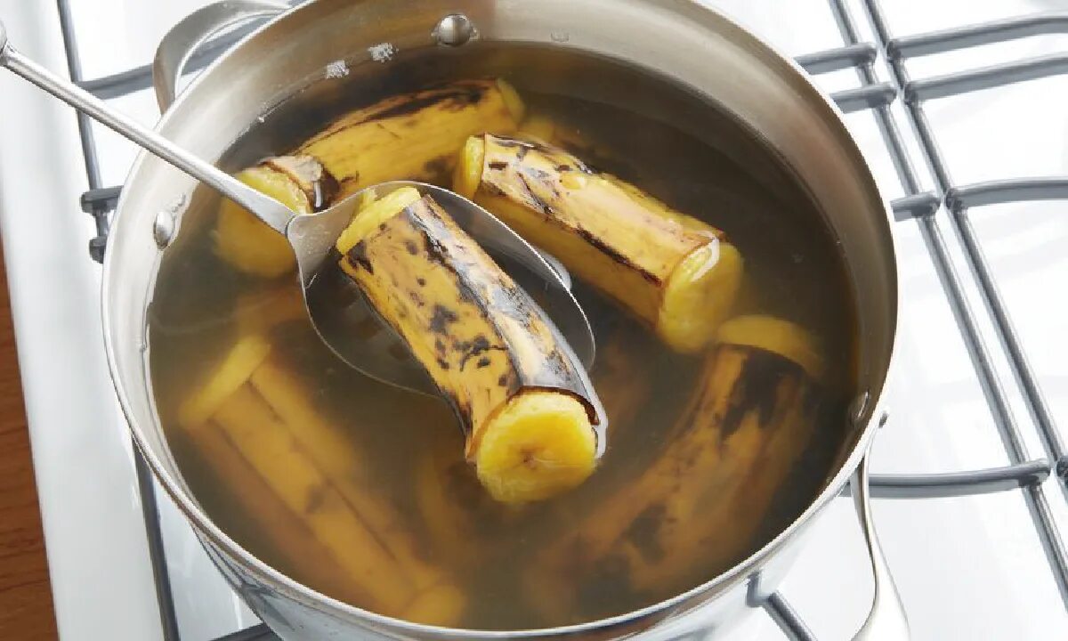 Вареная кожура. Вареные бананы. Банан в кастрюле. Бананы варятся. Кипяченые бананы.