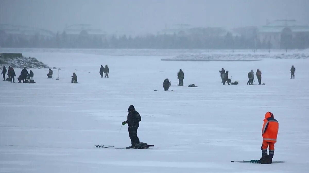 Запрет выхода на лед 2024 спб. Рыбаки на льду Питер. Запрет выхода на лед рыбакам. Выход на лед. Финский залив зимой в Питере.