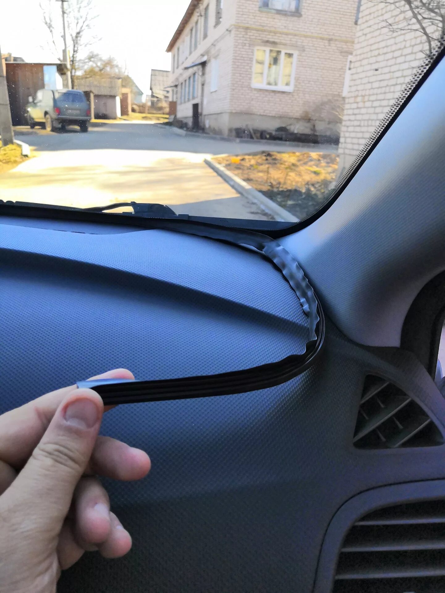 Уплотнитель между лобовым и панелью Форд фокус 2. Уплотнительная резинка между панелью и стеклом для Киа Рио 3. Уплотнитель стекла лобового Солярис 2. Уплотнитель лобовое стекло Hyundai Accent. Скрип лобового стекла