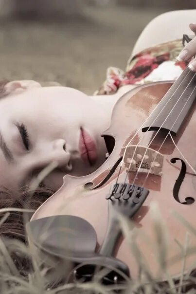 Яркие начала песен. Красивая девушка со скрипкой. Музыкальная девушка. Девушка с музыкальным инструментом. Фотосессия со скрипкой.