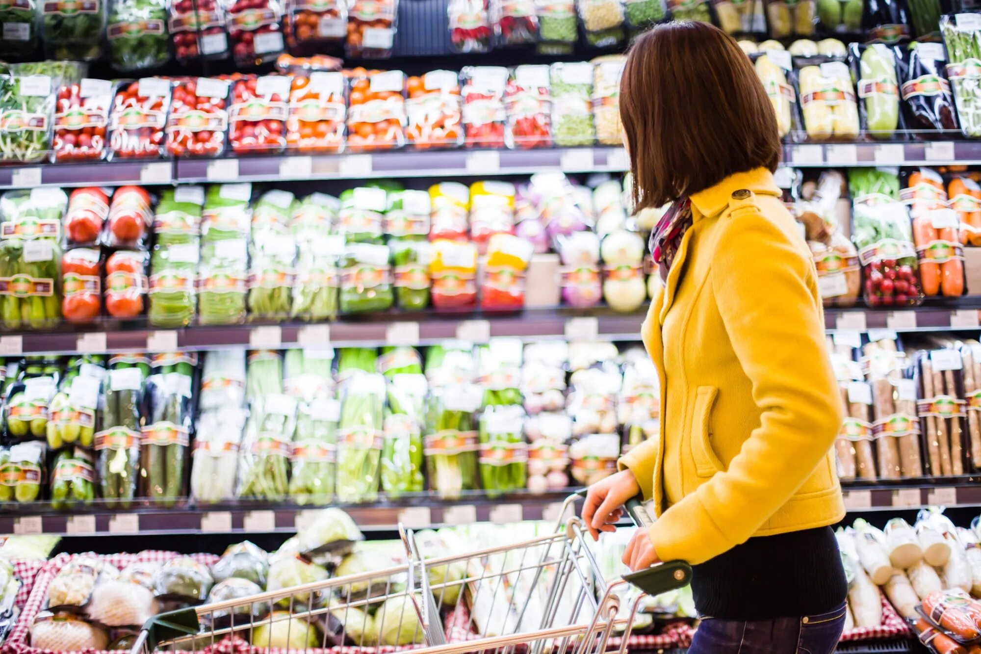 Покупка товаров питания. Магазин продукты. Продукты в супермаркете. Покупатель в магазине. Продукты из супермаркета.