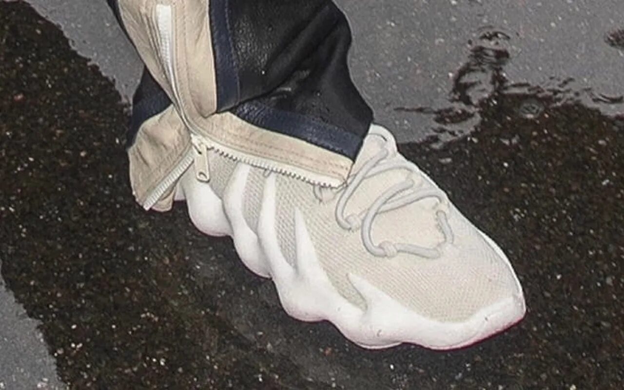 Kanye west обувь. Адидас кроссовки канье вест. Adidas yeezy 451. Кроссовки изи кани вест. Кроссовки канье уэста аукцион сотбис.