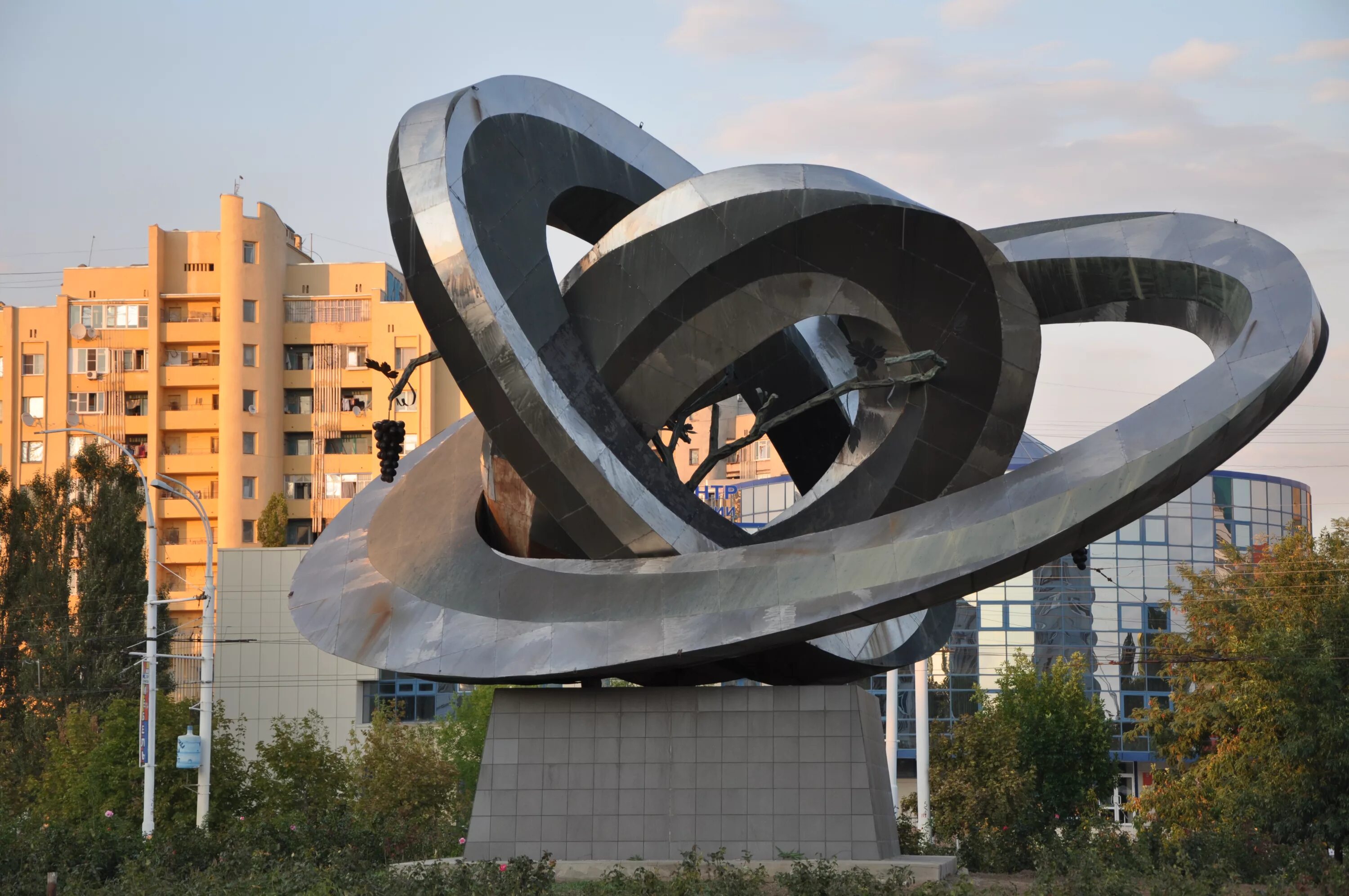 волгодонск ростовская область. куда можно сходить в волгодонске. достопримечательности волгодонска мирный атом. сквер машиностроителей волгодонск памятник. куда можно сходить в волгодонске.